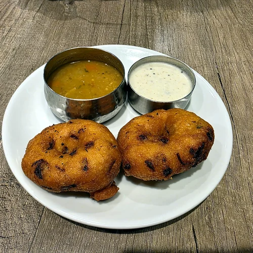 Medhu vada with sambar and coconut chutney