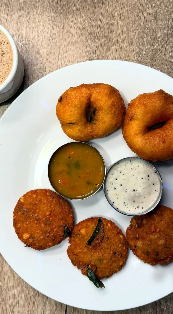 Medhu vada and masala vada with sambar, coconut chutney and masala tea